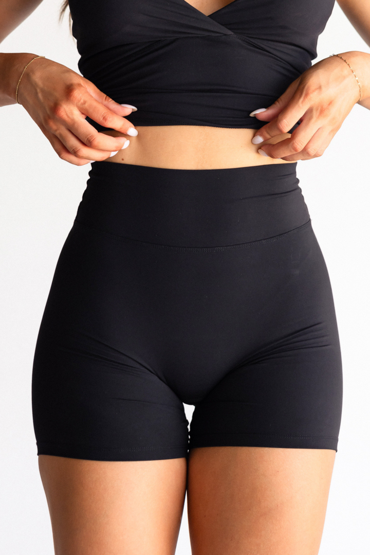 ESSENTIAL BIKE SHORTS - BLACK