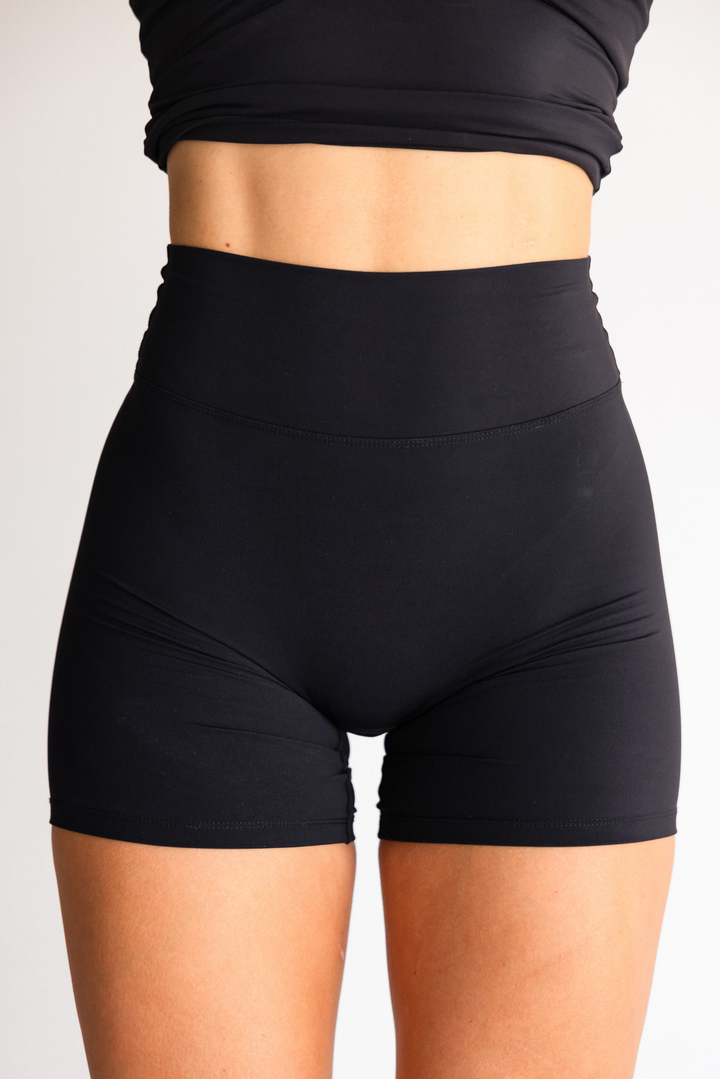 ESSENTIAL BIKE SHORTS - BLACK