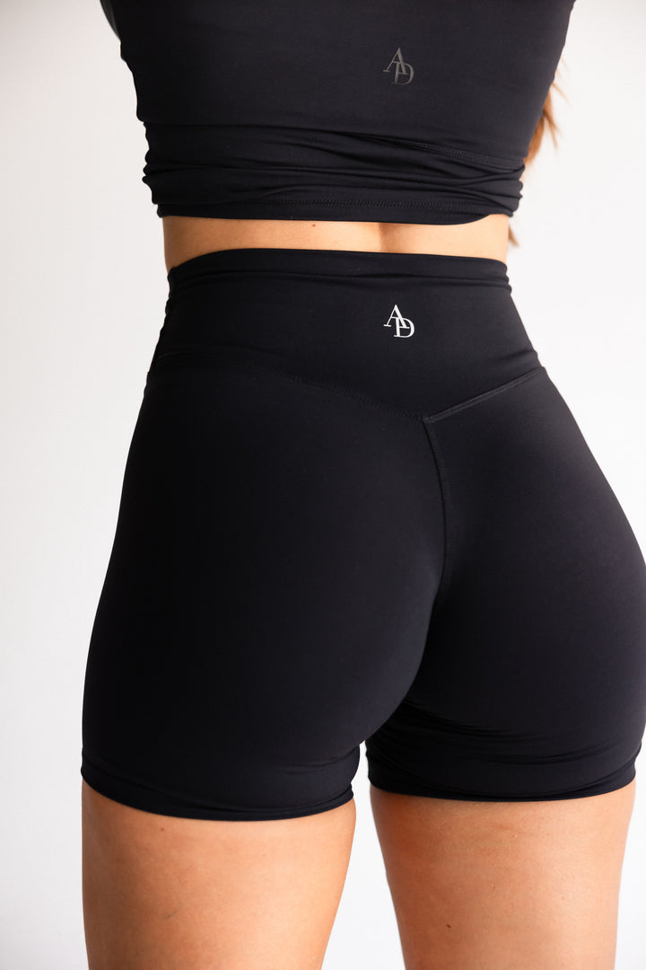 ESSENTIAL BIKE SHORTS - BLACK